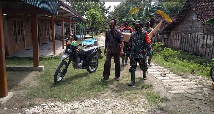 Anggota Satuan Tugas TMMD Bojonegoro Memberikan Bansos Kepada Anak Disabilitas